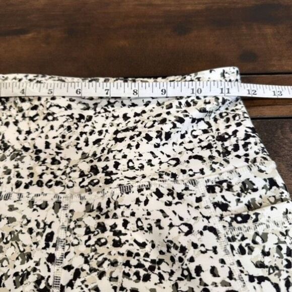 Old Navy Powersoft 8” Biker Shorts Hi Rise Phone Pocket Size Small White & Black - Picture 6 of 9